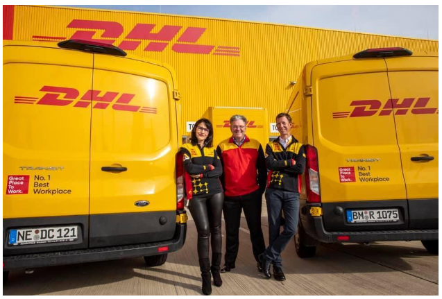 חברת השילוח DHL הטביעה בגאווה את התג של Great place to work על גבי הרכבים שלה.