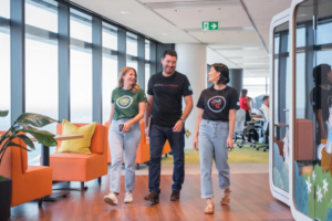עובדים במשרדי Salesforce